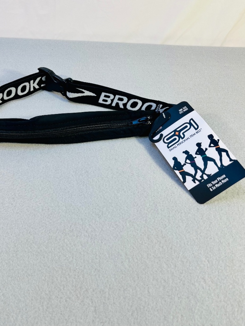 Brooks Small Personal Item Belt Black. Waist 29-43. Zip Close. Running Belt NWT